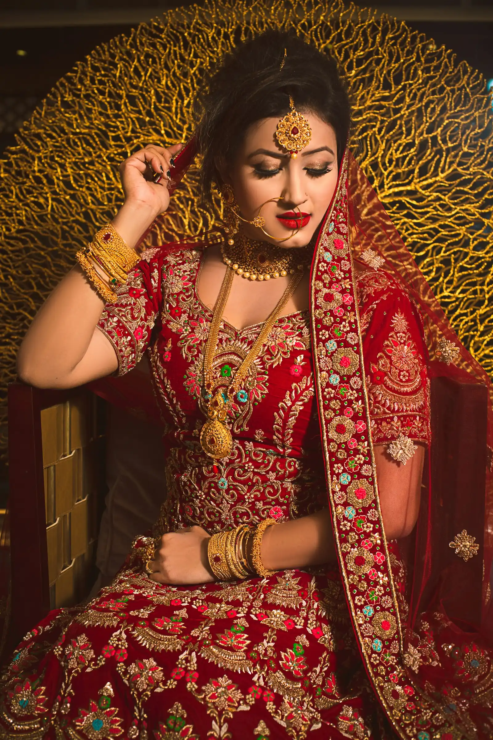 Bride in gold bridal jewellery and makeup by Somi's Glamour