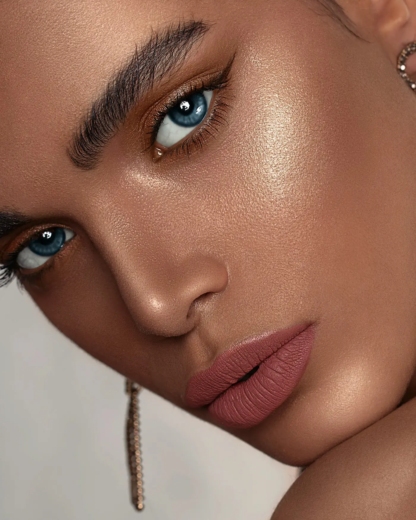 Luminous skin finish